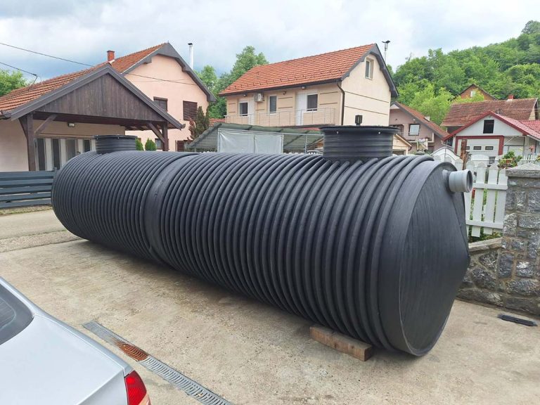 Detalj plastičnog horizontalnog rezervoara za vodu sa priključkom, postavljen u seoskom domaćinstvu u Srbiji