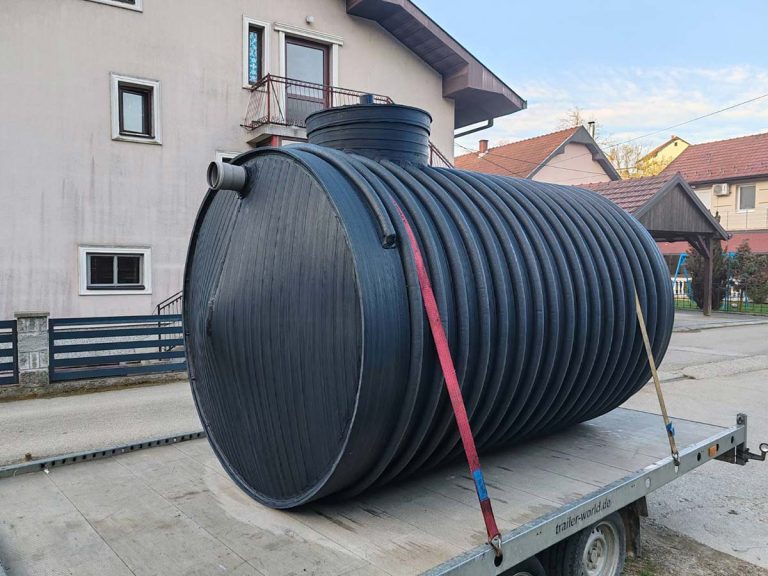 Detalj plastičnog horizontalnog rezervoara za vodu sa priključkom, postavljen u seoskom domaćinstvu u Srbiji