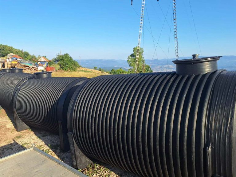 Detalj plastičnog horizontalnog rezervoara za vodu sa priključkom, postavljen u seoskom domaćinstvu u Srbiji