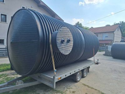 Detalj plastičnog horizontalnog rezervoara za vodu sa priključkom, postavljen u seoskom domaćinstvu u Srbiji