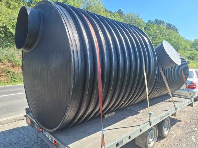 Detalj plastičnog horizontalnog rezervoara za vodu sa priključkom, postavljen u seoskom domaćinstvu u Srbiji